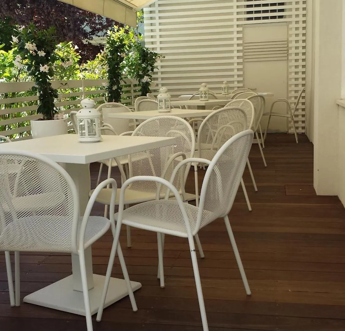 Hotel Ermeti B&B Brunch 리치오네 3*,  이탈리아