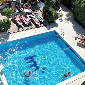 Marzia Con Piscina Riccione