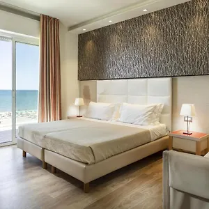 Kursaal - Fronte Mare Con Piscina Riccione